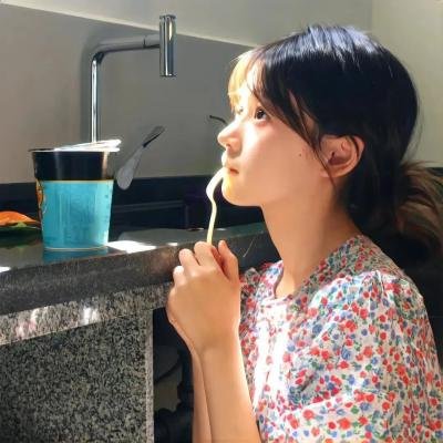 玻璃橱窗中的姑娘